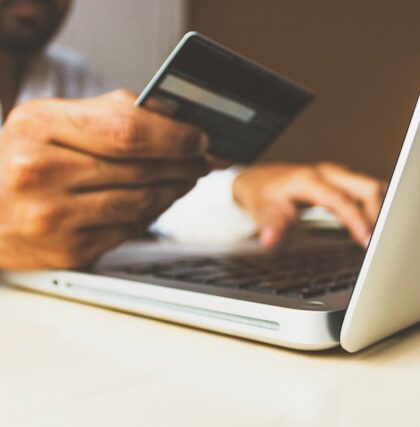 Jak działa psychologia kliknięcia: co sprawia, że użytkownik podejmuje decyzję o zakupie w internecie