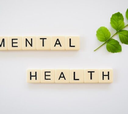 Dlaczego po czterdziestce coraz trudniej udawać – psychologia autentyczności